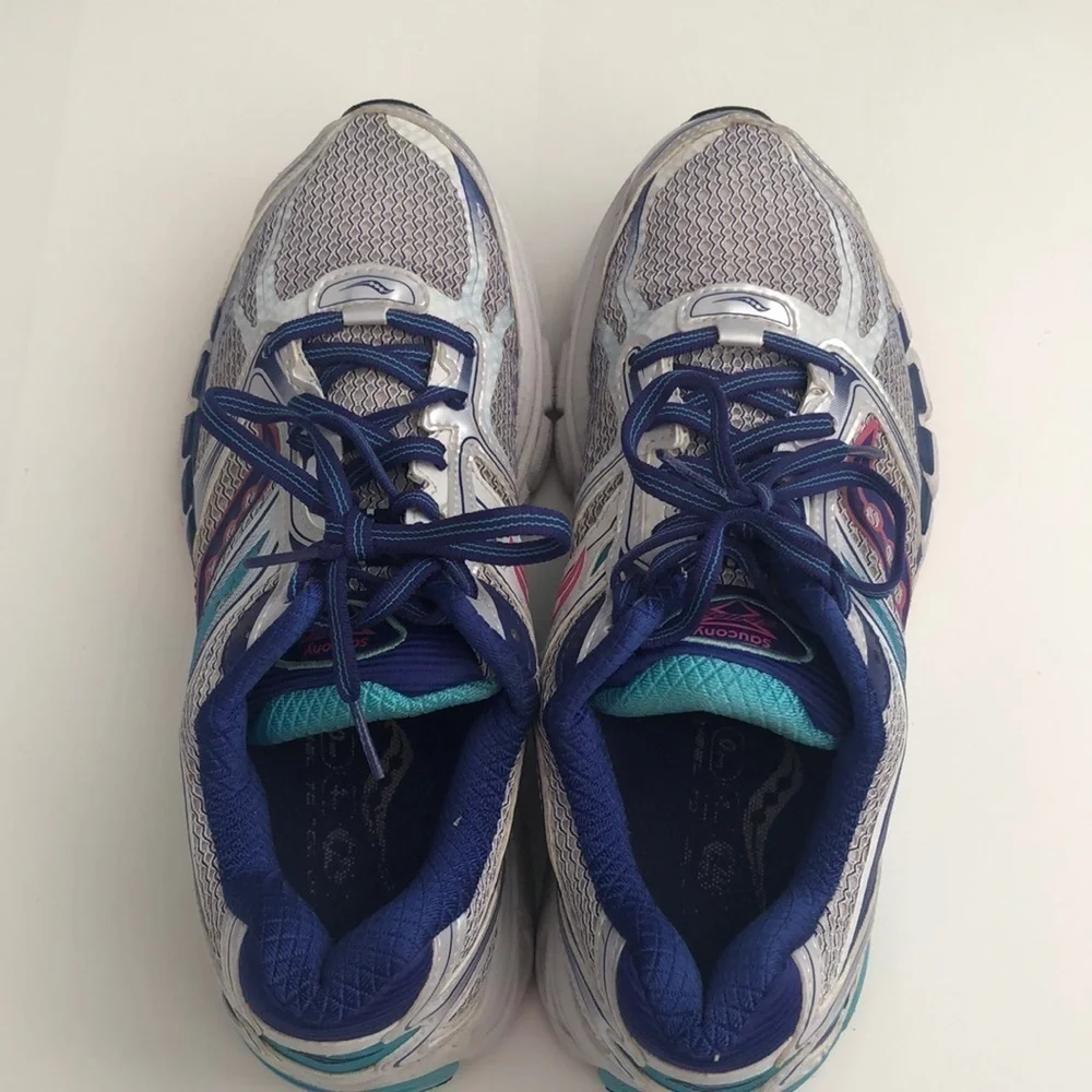 Saucony Guide 8 running shoes with mesh sides size 9 colors of silver blue white